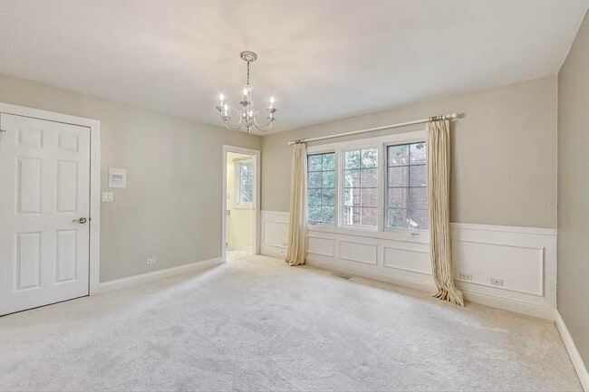 Building Photo - 107 W 59th St