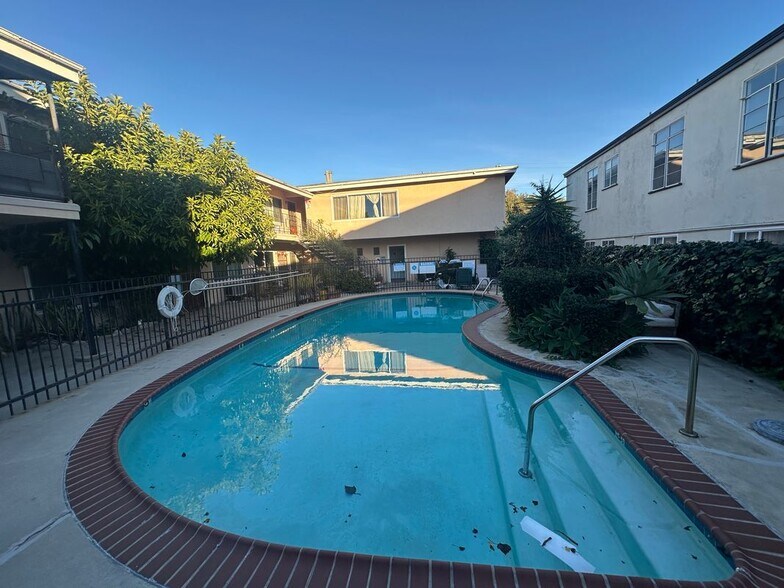 Building Photo - 5840 Hazeltine Ave