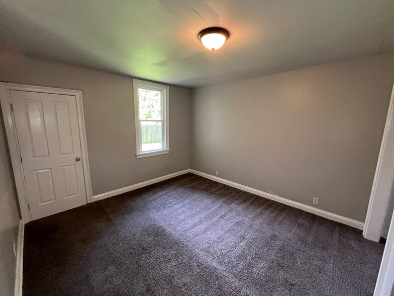 Building Photo - 903 College Dr