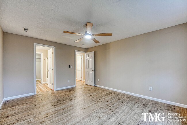 Building Photo - Wonderful 2 Story 3 Bed 2.5 Bath Home in Five Corners!