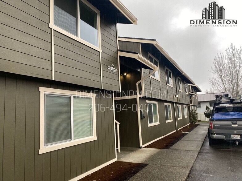 Primary Photo - Large Top floor 2 Bed 1.5 Bath Apartment i...
