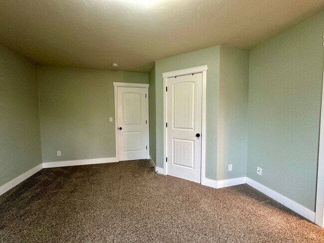 Building Photo - Well-Maintained Three Bedroom Home in North Salem