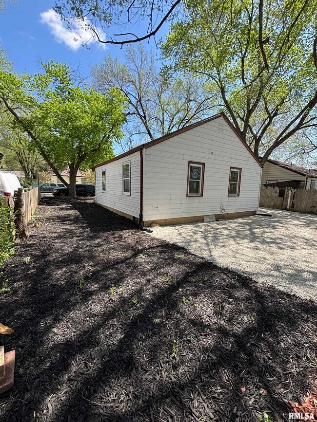 Building Photo - 1703 N Valley Ave