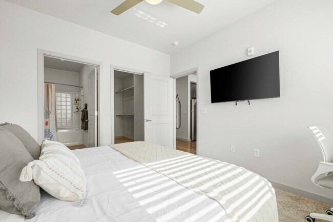 Building Photo - 711 W Broadway Rd