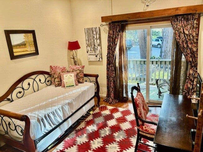 Building Photo - Adorable 2 Bedroom - Central Incline! 1 Do...