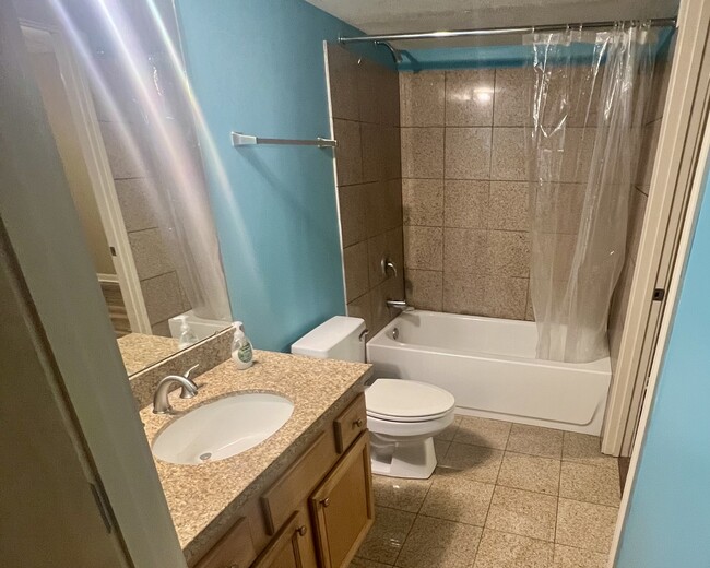 Full bathroom - 2222 Detroit Ave