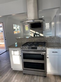 Building Photo - Lovely detached back house w/ 2car garage