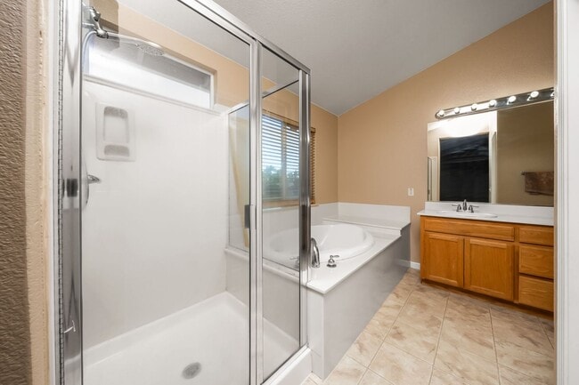 Building Photo - Spacious 4 Bedroom, 2.5 Bath Home in Sacra...