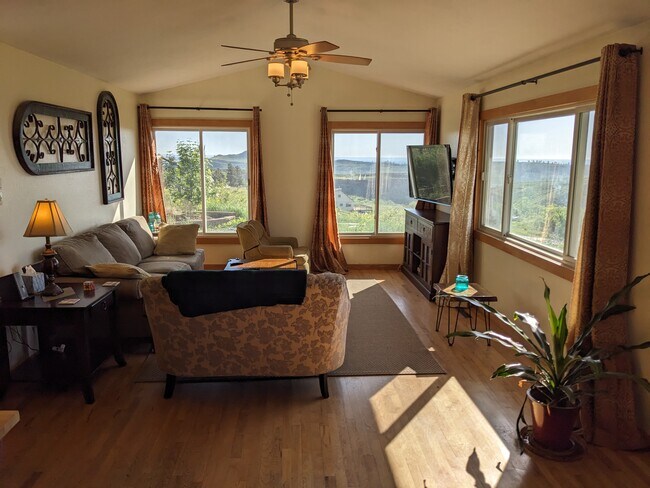 Building Photo - 6009 Blue Spruce Dr