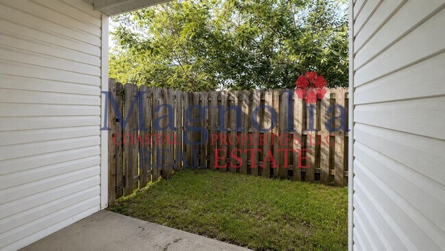Building Photo - 2 Bedroom, 2.5 Bathrooms Townhome in the Heart of Savannah's Southside