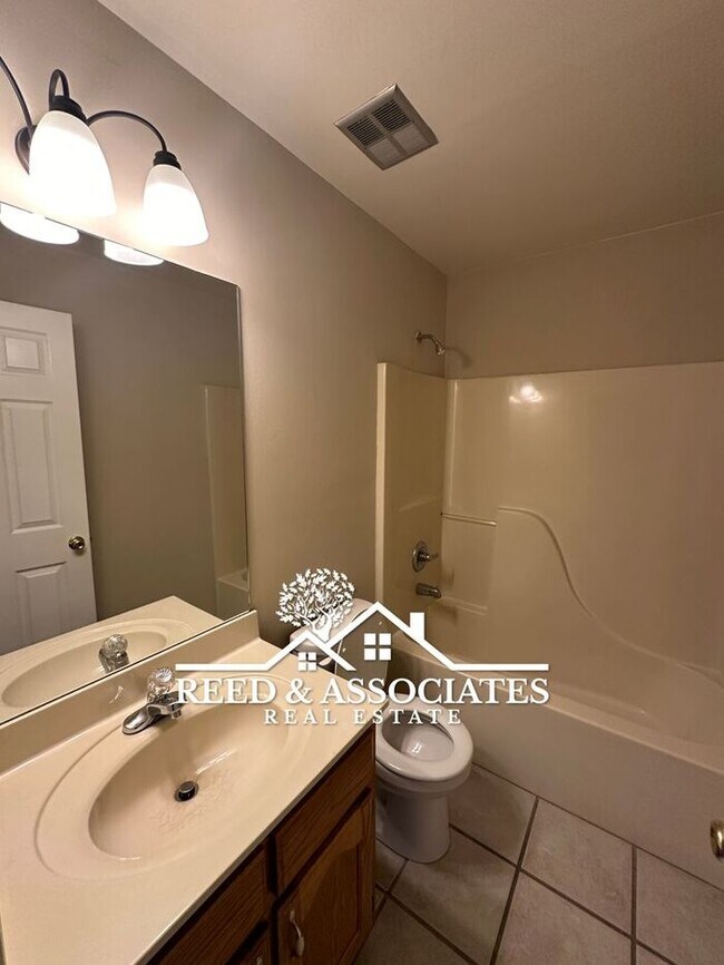 Building Photo - Charming Southeast Home Located on Corner ...