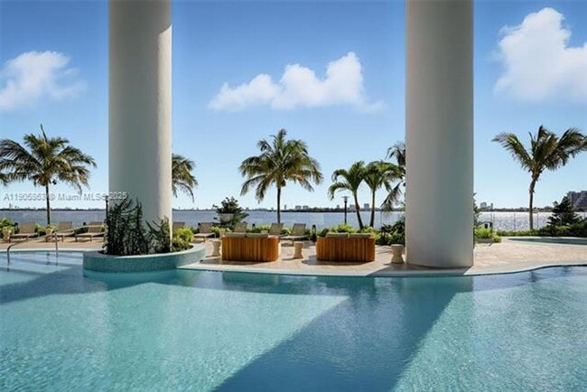 Building Photo - 700 NE 24th St