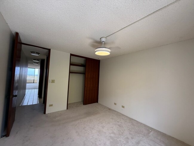 Building Photo - Spacious one bedroom, one bath with two pa...