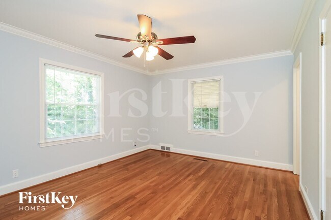 Building Photo - 1085 N Peace Haven Rd