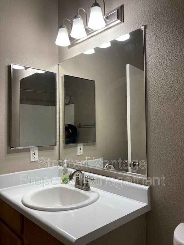 Building Photo - 1017 S Clancy Cir