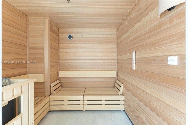 Building Photo - 700 NE 26th Terrace