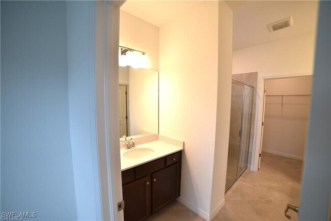 Building Photo - 2665 Vine Ave