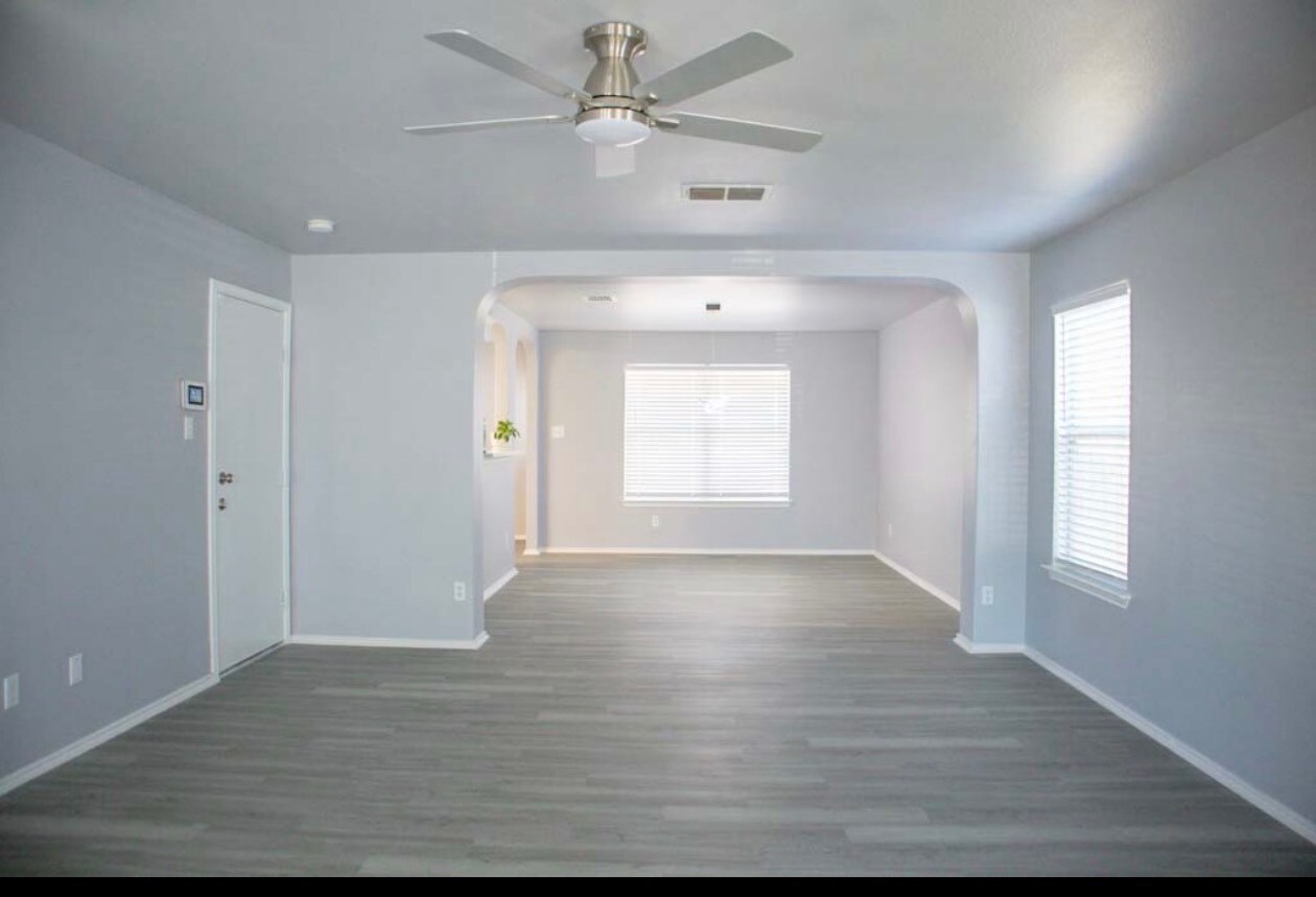 Building Photo - 9135 Granite Woods