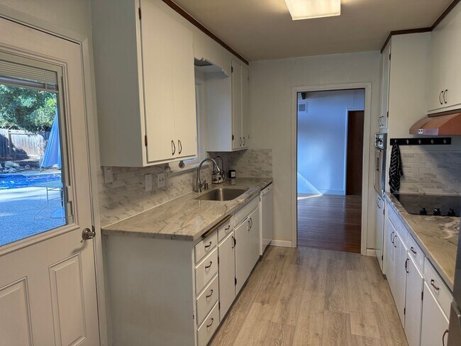 Building Photo - Desirable St Francis Neighborhood