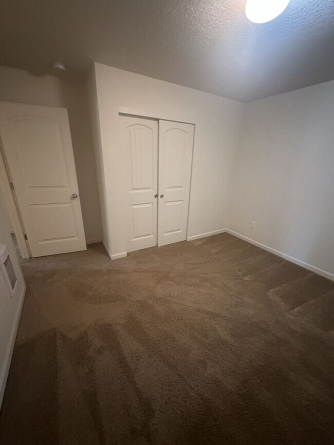 Building Photo - Three Bedroom Ranch in Orchards!