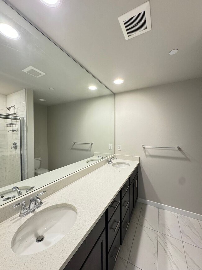 Building Photo - 3B/3B cozy townhome