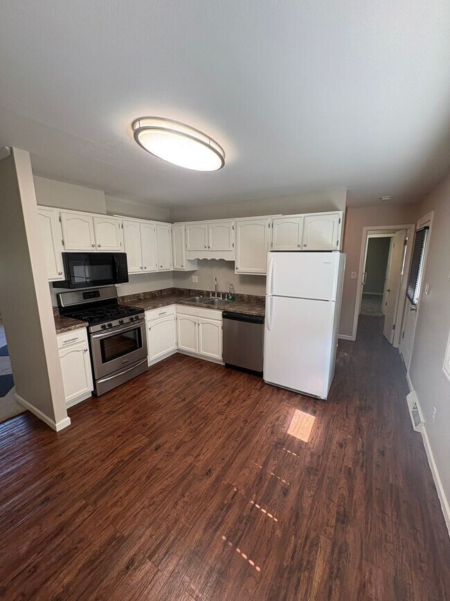 Building Photo - Welcome to this charming 3 bedroom, 2 bathroom home located in Peoria, IL.