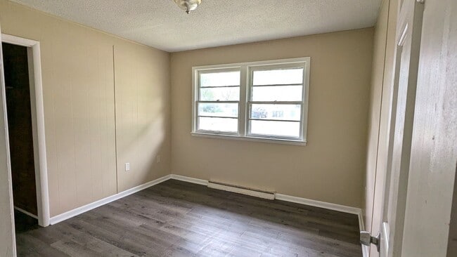 Building Photo - 1635 Roberts. 3 bedroom, 2 bath house with...