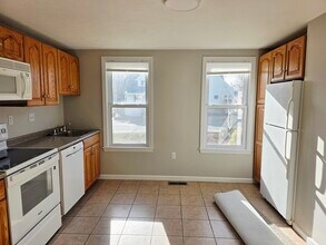 Building Photo - 284 School St