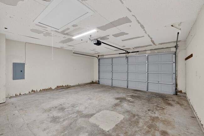 Building Photo - Beautifully Renovated Home In Carrollton Ready For Move-in