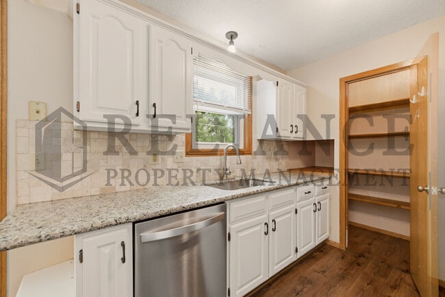 Building Photo - 516 N Lakeside Dr