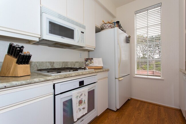 Building Photo - 3621 Bernwood Pl