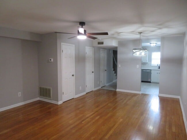 Building Photo - Woodmere Pointe Condominium-Petersburg