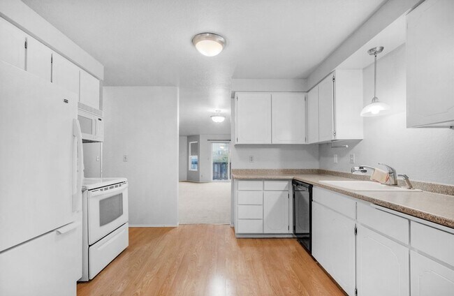 Building Photo - Spacious 2BD/1.5BTH Condo in Lynnwood - Mo...