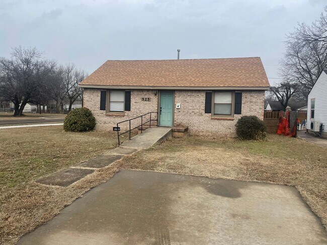 Building Photo - 2 bed 1 bath, laundry connections, large fenced yard, corner lot!
