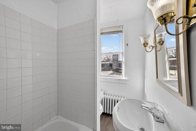 Building Photo - 713 Monmouth St