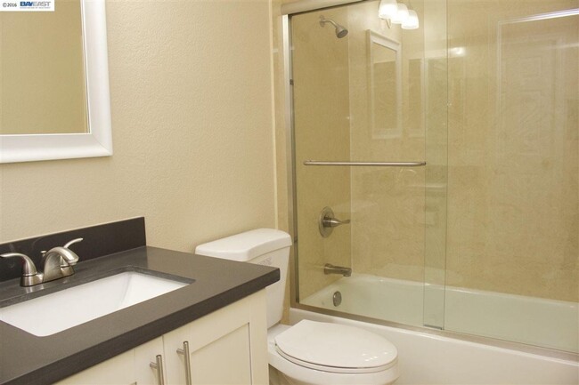 Building Photo - $2990 / 2 BR GORGEOUS REMODELED MEADOWBROO...