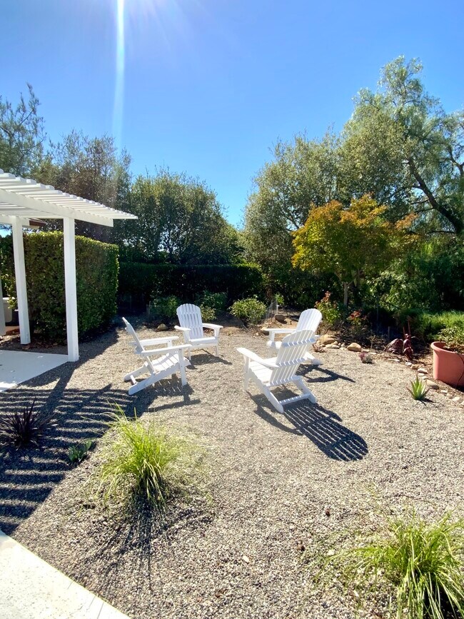 Building Photo - 915 Ranch View Ln