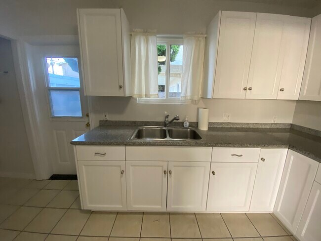 kitchen - 4164 Howard Ave