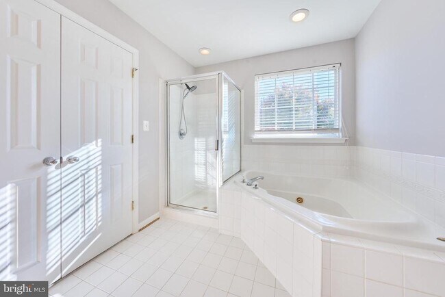 Building Photo - 685 Springhouse Square SE
