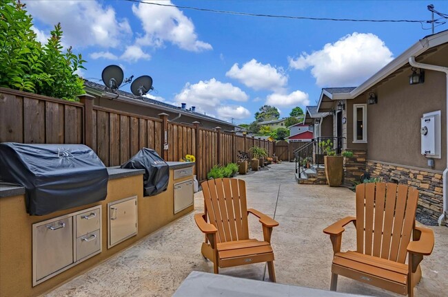 Building Photo - 2320 Rollingwood Dr