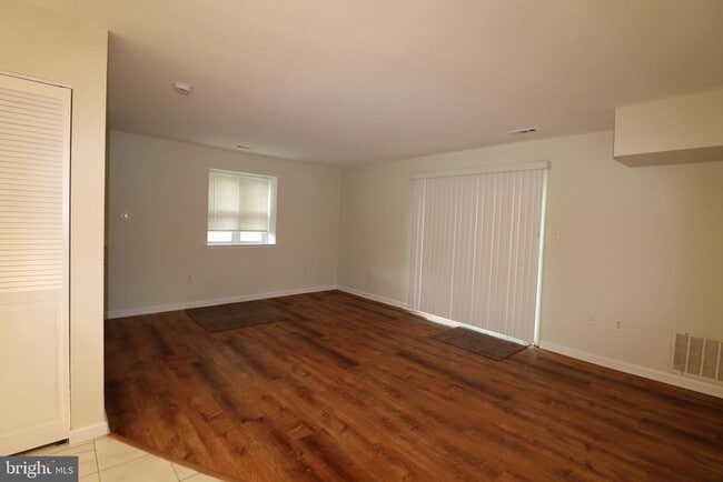 Building Photo - 32 Pin Oak Ln