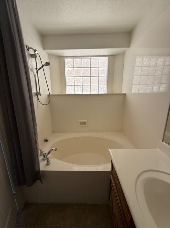 Building Photo - AVAILABLE NOW! Outstanding 3 Story Home!