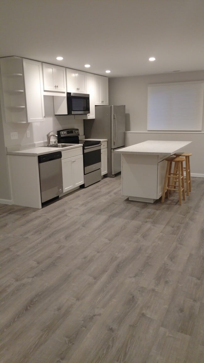 Building Photo - 1556 Hillview Rd