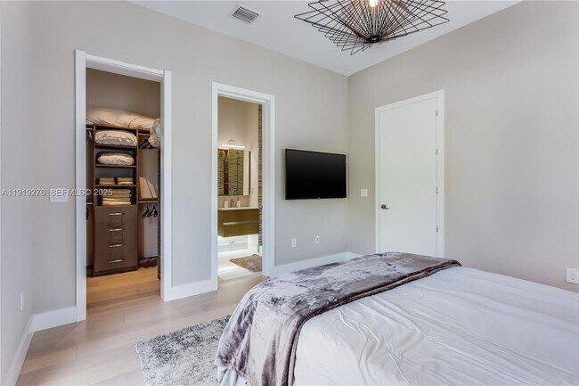 Building Photo - 1701 Espanola Dr