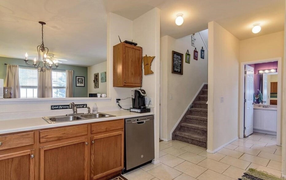 Kitchen - 170 Alyssum Dr