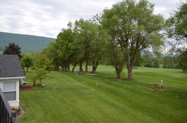 Building Photo - 2 BR Townhouse on the Golf Course