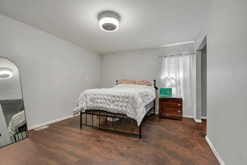 Building Photo - 837 Hamlin Ave