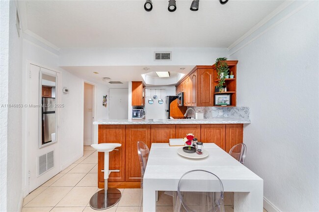 Building Photo - 2899 Collins Ave