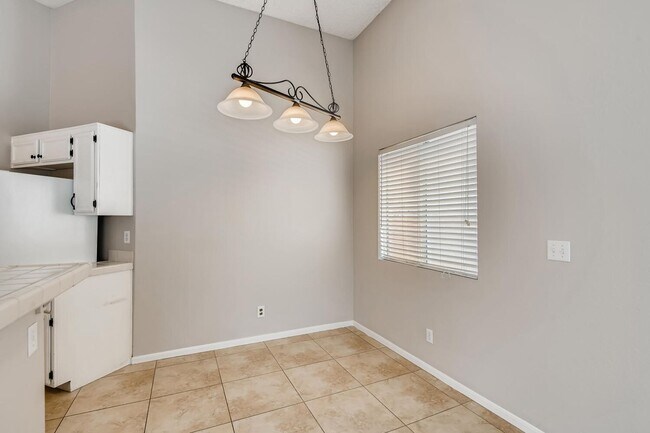 Building Photo - Charming 3 Bedroom Home In Henderson !