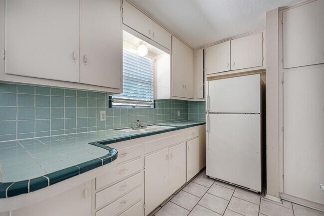 Building Photo - 4906 Gladeview Dr